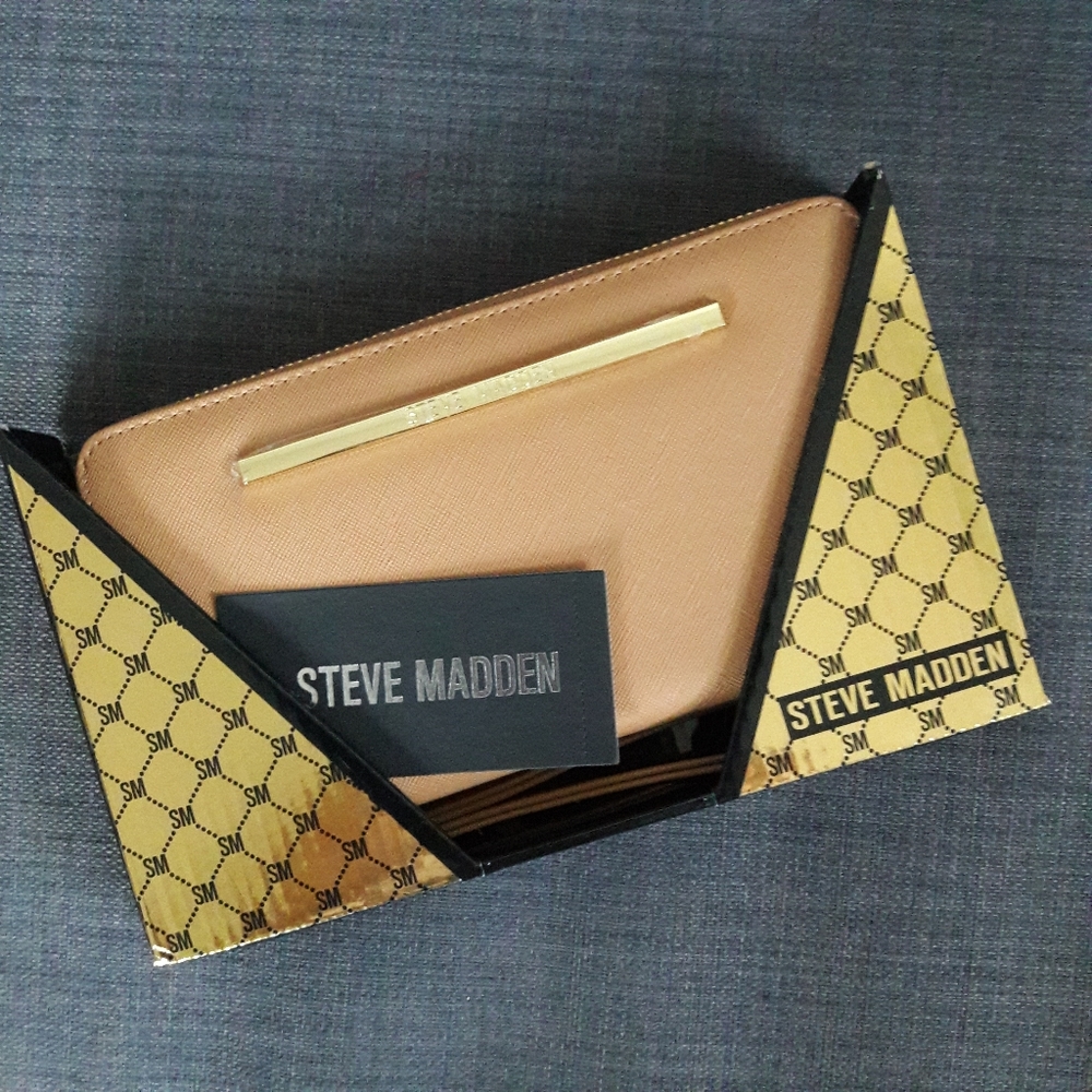NWT STEVE MADDEN ZIP AROUND WALLET WRISTLET